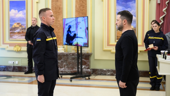 Максим Попел отримує нагороду від Президента Зеленського