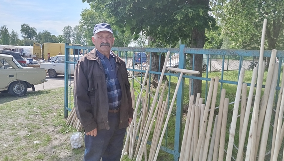 Микола Максюра зі своїм товаром, Олишівська громада
