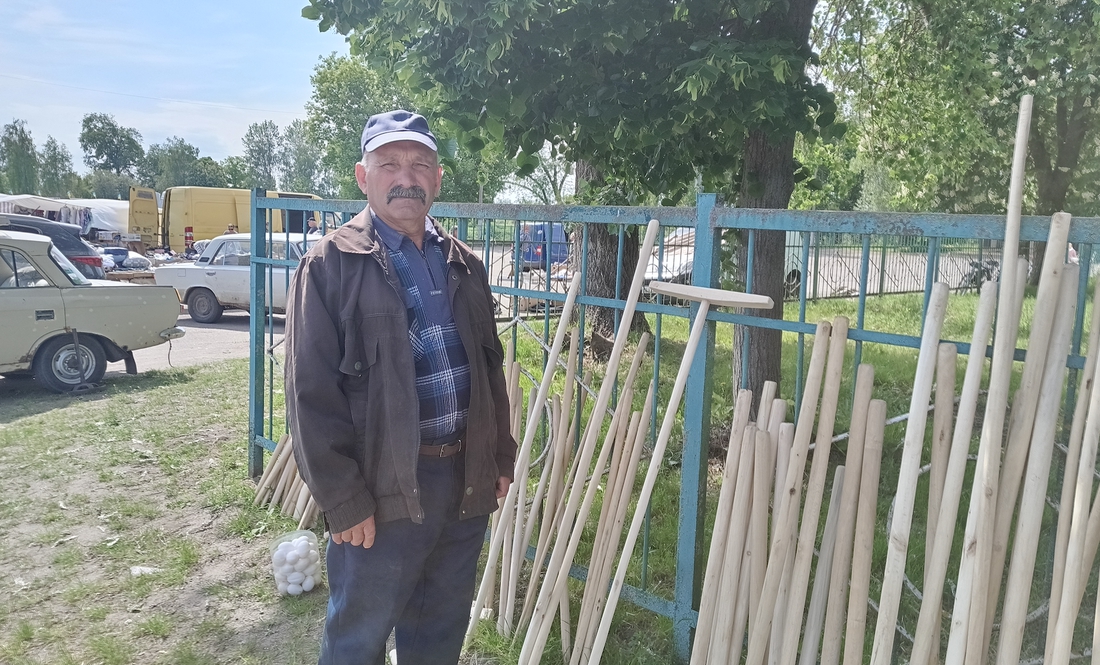 Микола Максюра зі своїм товаром, Олишівська громада