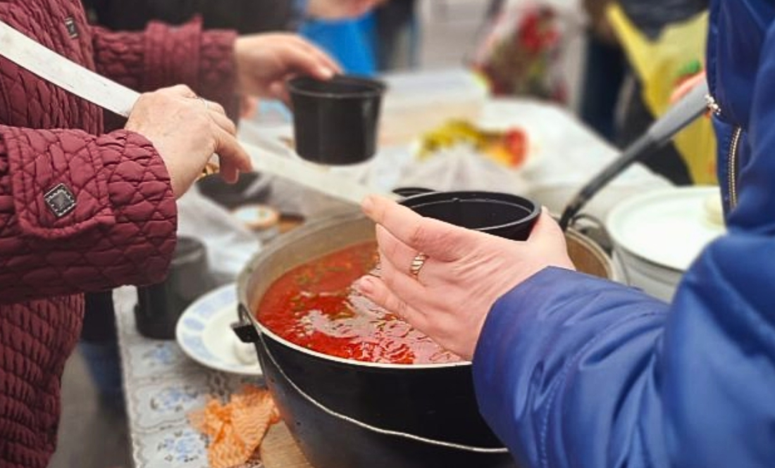 В одні руки — одна порція: на прикордонні запрацювала соціальна кухня