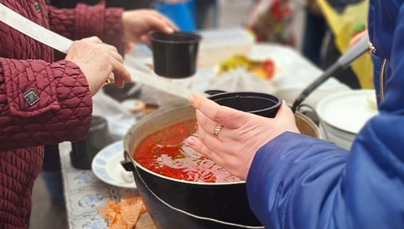 В одні руки — одна порція: на прикордонні запрацювала соціальна кухня