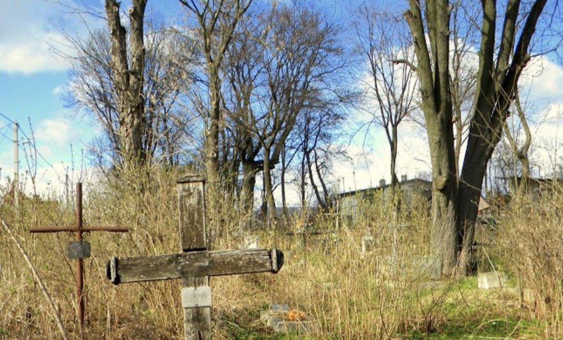 На кладовищах — кущі та квіти замість дерев. Фото ілюстративне