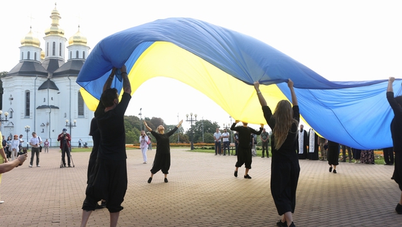 Жіночі сльози, нагороди родинам і нова пісня: у Чернігові відзначили День пам’яті захисників України