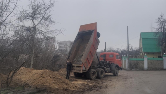 У центрі Чернігова самоскиди засипають землею яр. Що відомо?