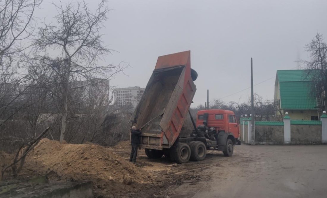 У центрі Чернігова самоскиди засипають землею яр. Що відомо?