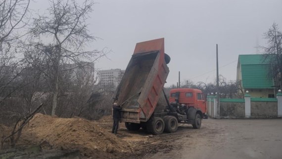 У центрі Чернігова самоскиди засипають землею яр. Що відомо?