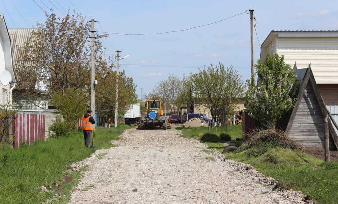 У Новгород-Сіверську грейдерують та підсипають дороги