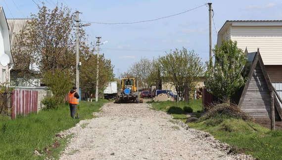 У Новгород-Сіверську грейдерують та підсипають дороги