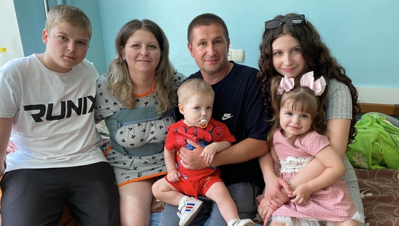 Зліва направо родина Сірик-Одосовських: Артем, Юлія, Олег тримає Макарчика, Анна з Софійкою