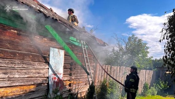 Ворог атакував Чернігівщину: загинув чоловік, пожежі. Фото ДСНС