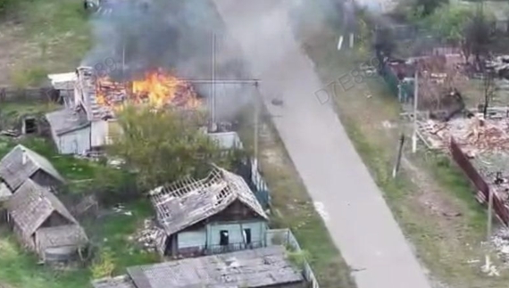 У селі Семенівської громади через скид боєприпасу із ворожого дрону горів нежилий приватний будинок. 12 травня 2025 року