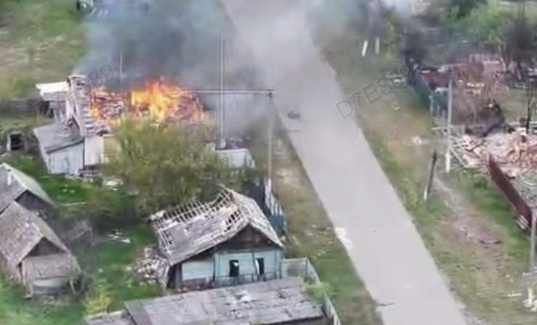 У селі Семенівської громади через скид боєприпасу із ворожого дрону горів нежилий приватний будинок. 12 травня 2025 року