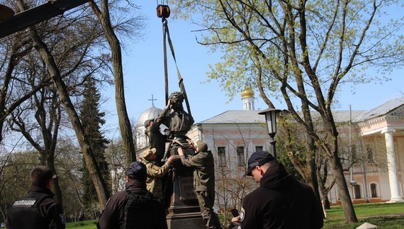 У Чернігові демонтували пам'ятник Пушкіну