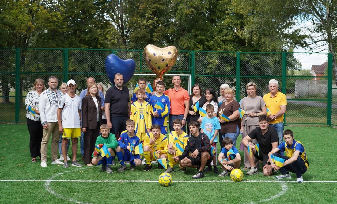 Футбольне мініполе в Чернігівському ліцеї