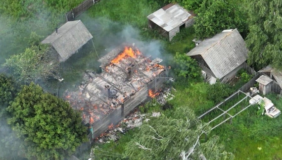 Пожежа у селі Семенівської громади після скиду боєприпасу із бізпілотника. 18 червня 2025 року