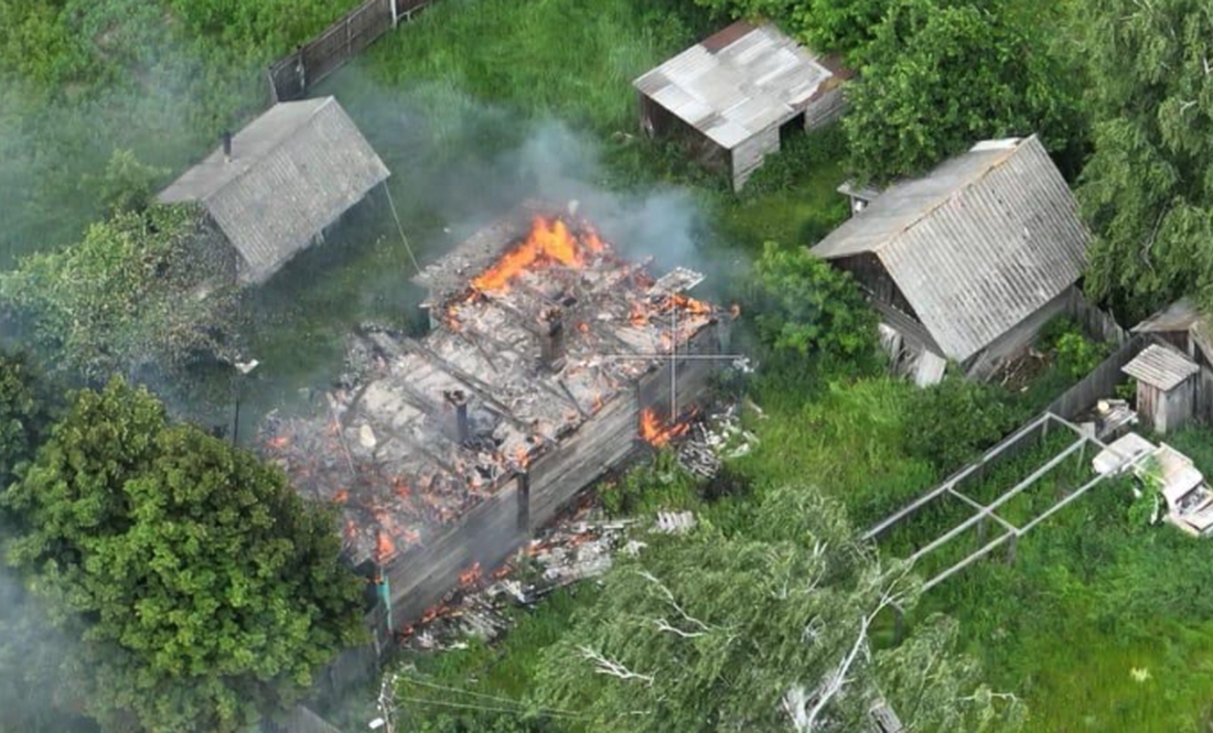 Пожежа у селі Семенівської громади після скиду боєприпасу із бізпілотника. 18 червня 2025 року