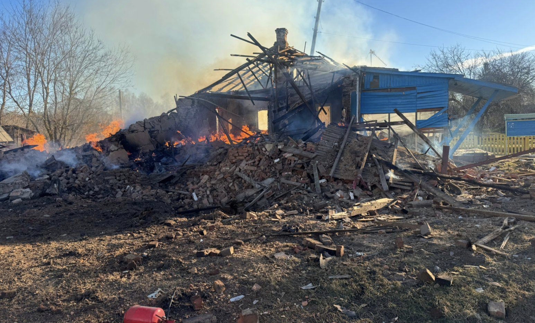 Росіяни розбомбили старостат у прикордонному селі на Чернігівщині
