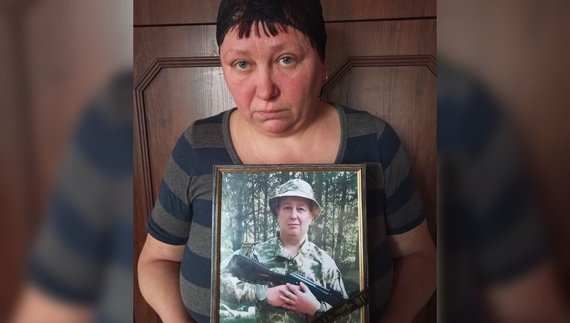 Світлана Калитка тримає портрет сина