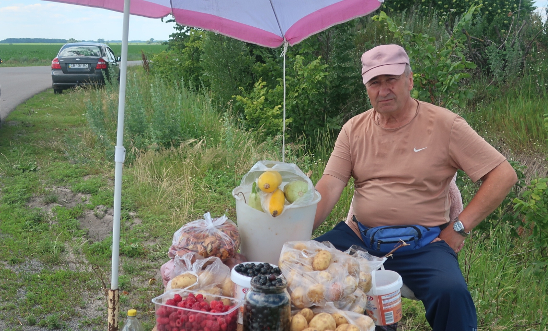 Михайло Гичак продає товар біля траси