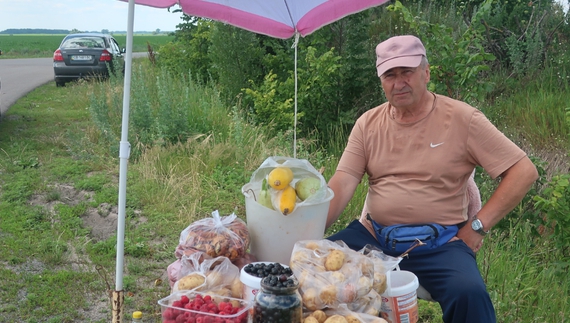 Михайло Гичак продає товар біля траси