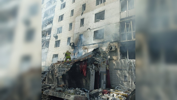 російський дрон поцілив у багатоповерхівку. Фото з ТГканалу "Чернігівський помідор"