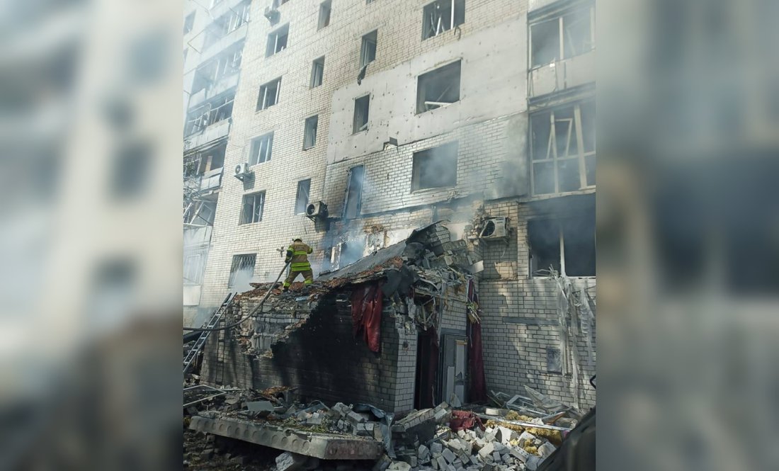 російський дрон поцілив у багатоповерхівку. Фото з ТГканалу "Чернігівський помідор"