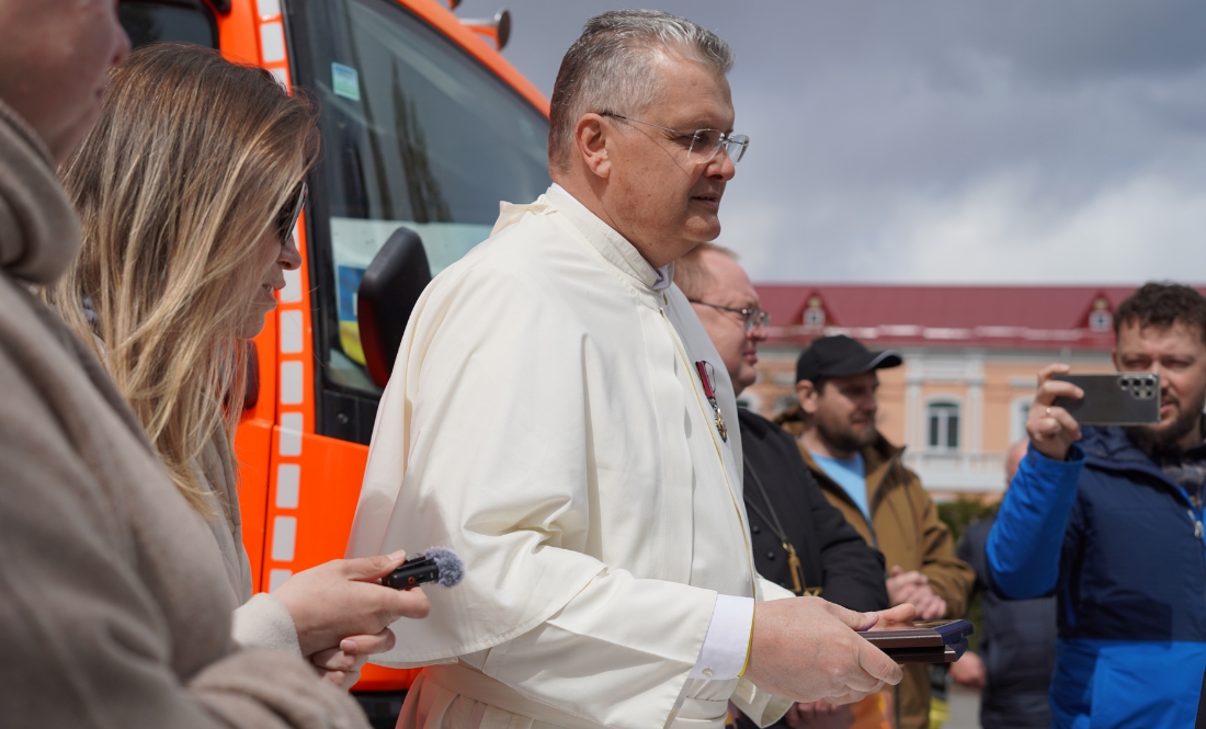 Монах-пивовар отримав відзнаку Президента і привіз автівки для Чернігівщини