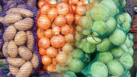 "Жаль бере, а що вдієш": на Чернігівщині селяни продають овочі за безцінь