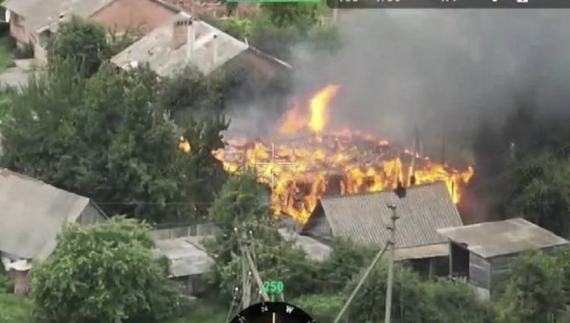 Пожежа у селі Новгород-Сіверської громади після обстрілу. 27 червня 2025 року