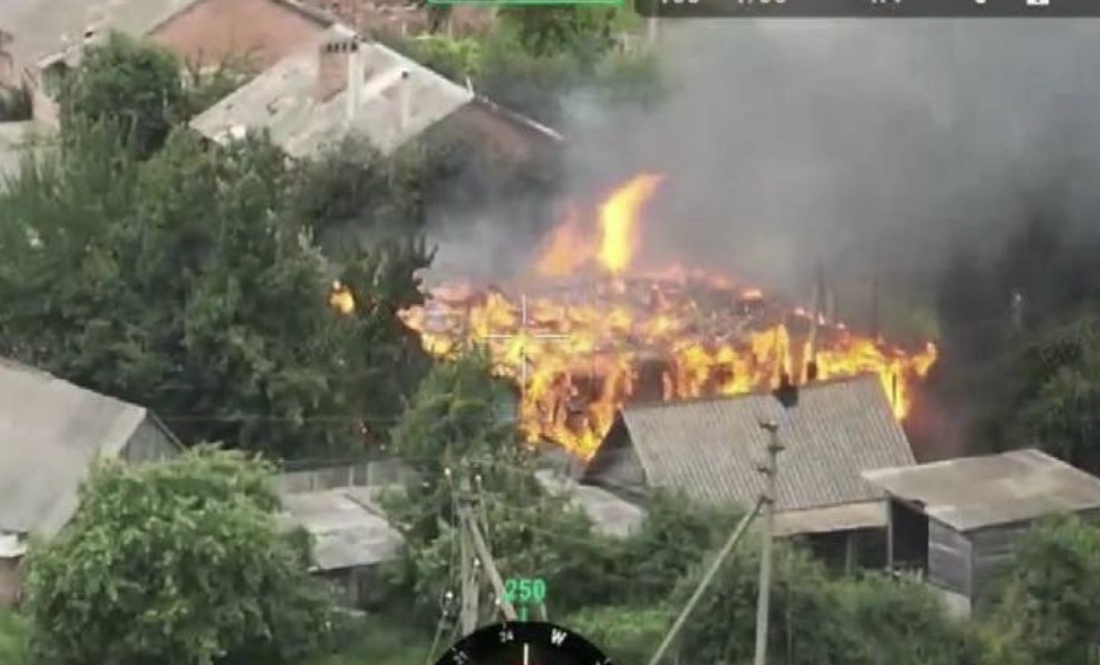 Пожежа у селі Новгород-Сіверської громади після обстрілу. 27 червня 2025 року