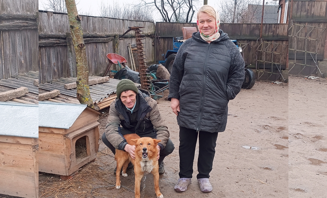 Володимир і Тетяна Плешкунови з песиком Рексом облаштовуються на новому місці