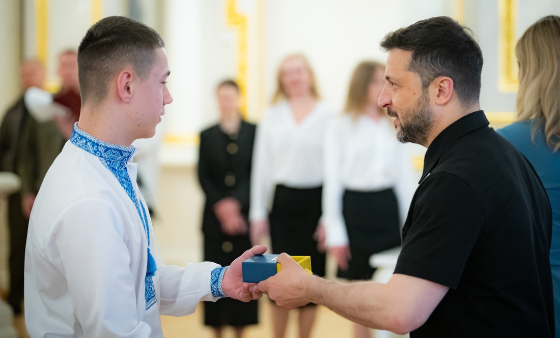 Олександр Радчук отримує нагороду від Президента
