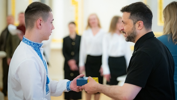 Олександр Радчук отримує нагороду від Президента
