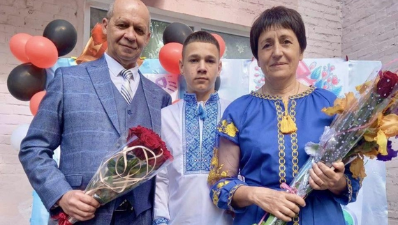 Саша Радчук з директором школи і класною керівницею сьогодні на останньому дзвонику