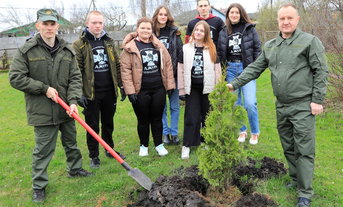 На Чернігівщині школярі та лісівники провели акцію з озеленення