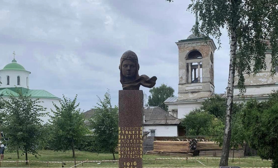 У Ніжині відреставрують памʼятник радянській льотчиці