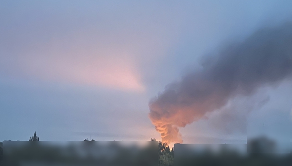 Пожежа на місці влучання безпілотника у Чернігові