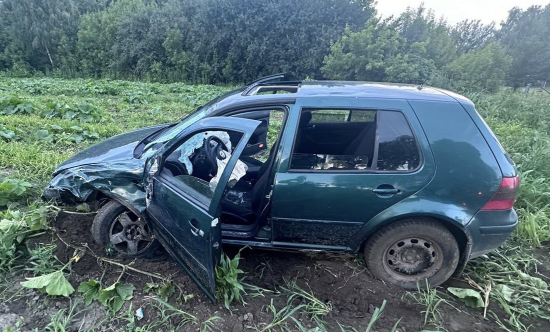 «Фольксваген Гольф», на якому 19-річна дівчина за кермом виїхала на зустрічку та врізалась у мотоциклістів