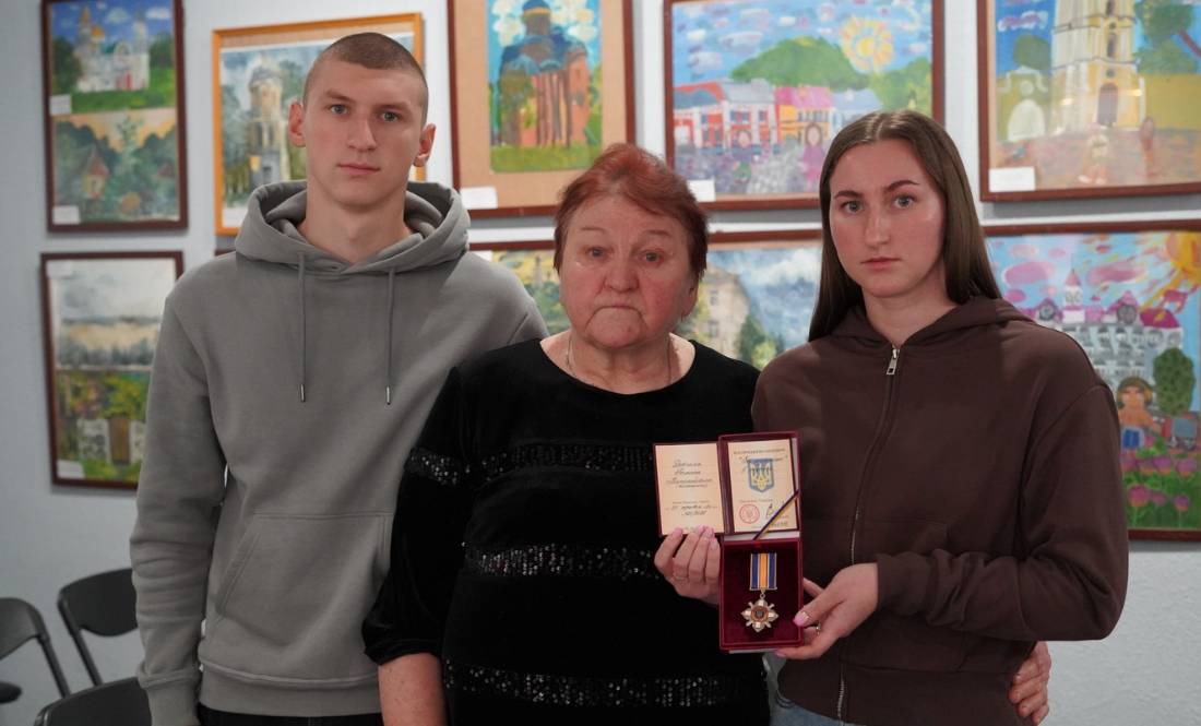 «Їхній голос більше не чути»: 54 родини з Чернігівщини отримали нагороди загиблих захисників