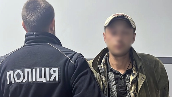 У Чернігові затримали 29-річного чоловіка, якого підозрюють у двох пограбуваннях магазинів