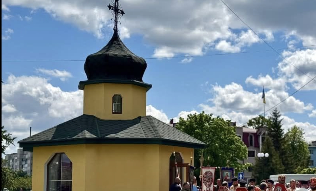 На Чернігівщині священник знайшов ікони під церквою: хто і навіщо їх покинув?