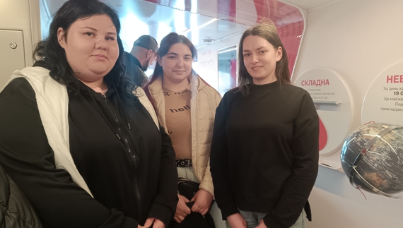 Зліва направо: Олеся Кукса, Марія Нечвай та Вікторія Пашук прийшли здавати кров