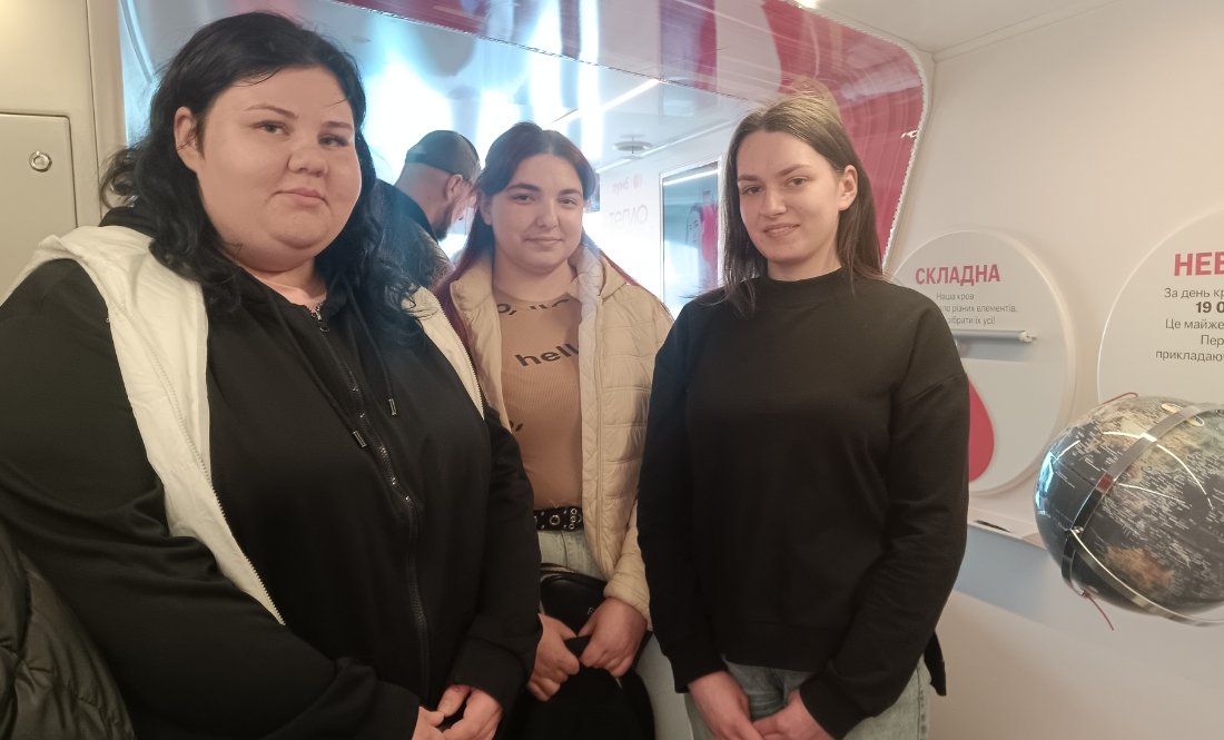Зліва направо: Олеся Кукса, Марія Нечвай та Вікторія Пашук прийшли здавати кров