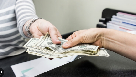 Як позичити гроші і не підставитись? Пояснюють експерти