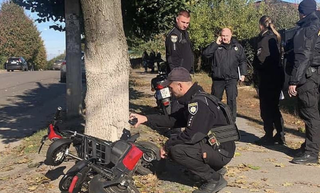 Зіштовхнулися пенсіонери: скутеристка вʼїхала в мотоцикліста