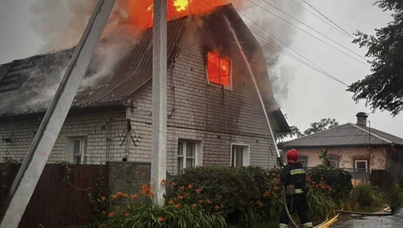 Будинок горів від удару блискавки: смола капала на руки