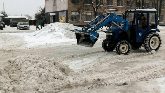 Аграрії, комунальники, облавтодор: хто і як гребе сніг в громадах?