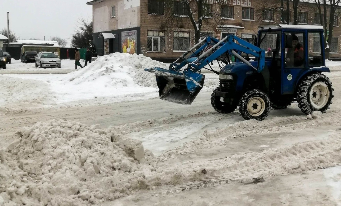 Аграрії, комунальники, облавтодор: хто і як гребе сніг в громадах?