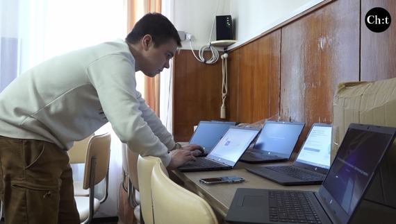 Важлива допомога у складні часи: 259 ноутбуків передали навчальним закладам Чернігівщини