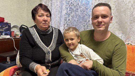 Надія Лазаренко з онуками Єгором та Віктором